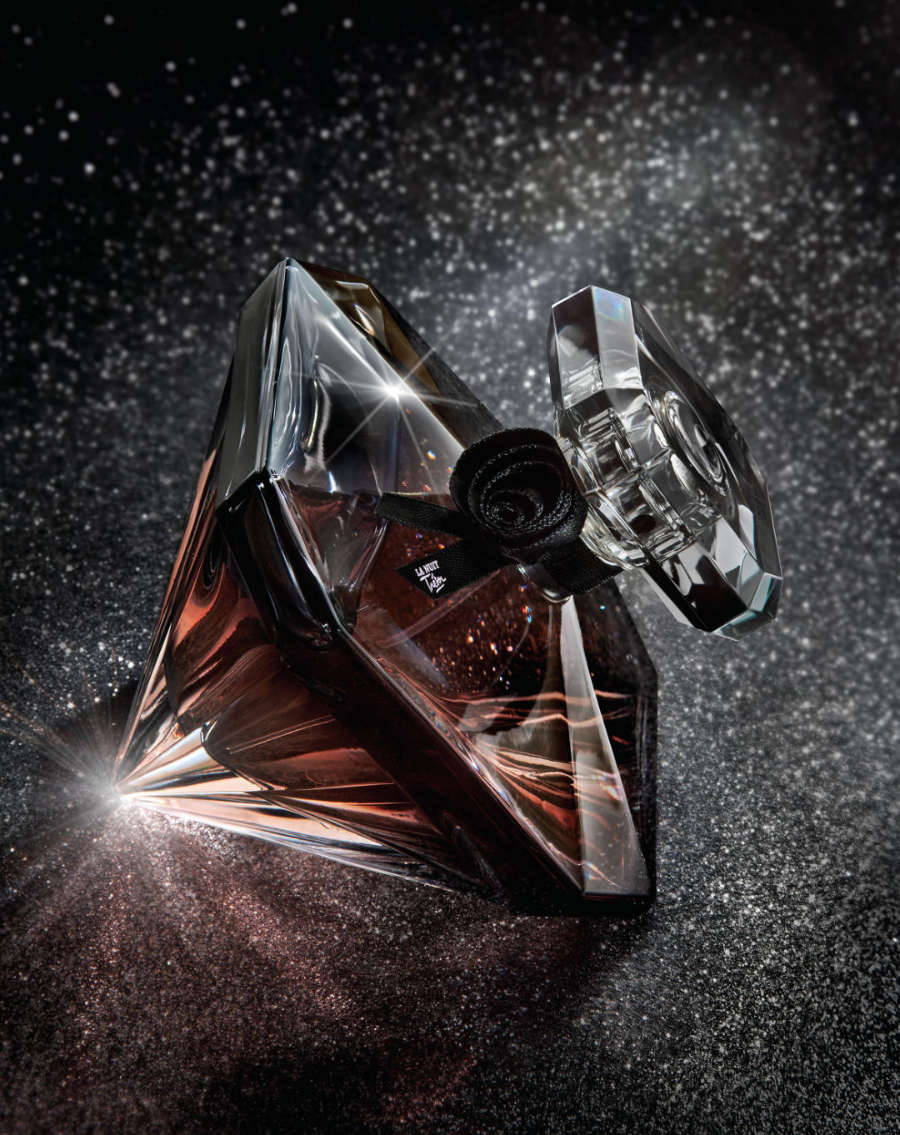 Fotografía del perfume La Nuit Trésor de Lancôme sobre un fondo negro adiamantado.